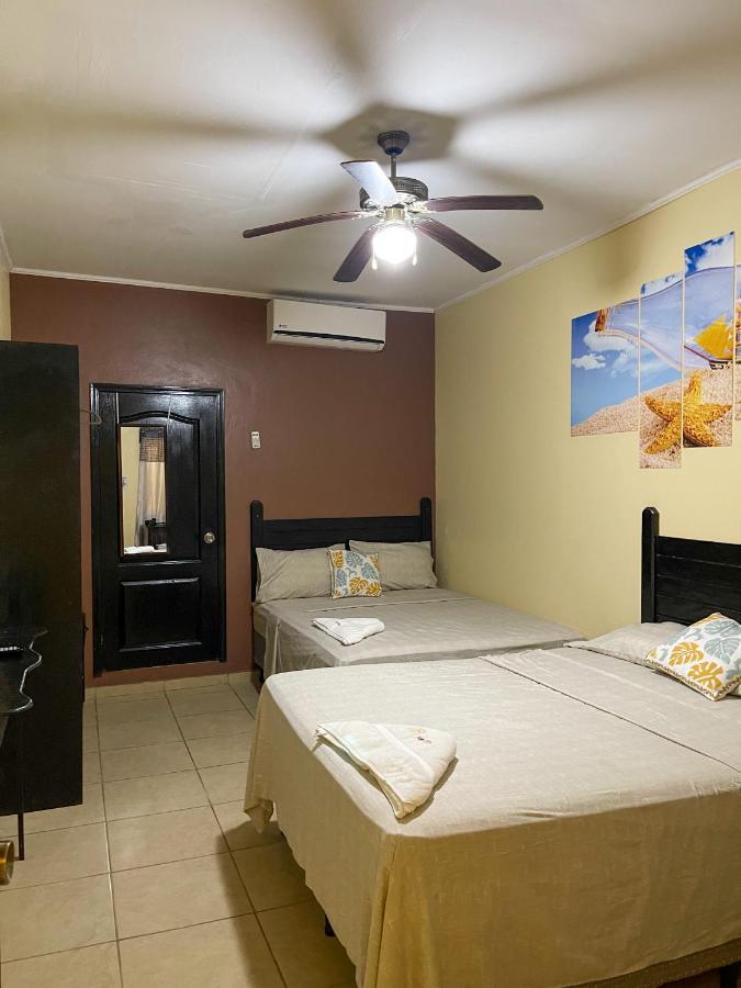 B Aparts Hotel Coxen Hole Ngoại thất bức ảnh