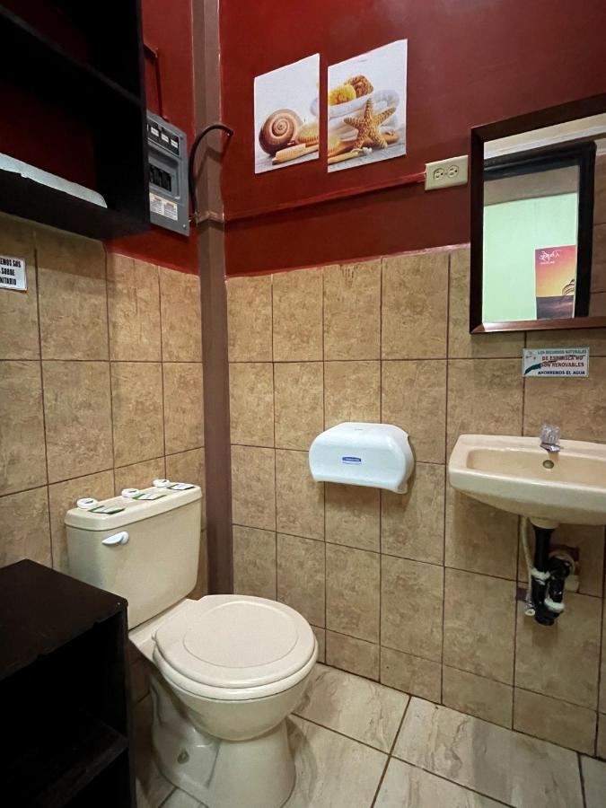 B Aparts Hotel Coxen Hole Ngoại thất bức ảnh