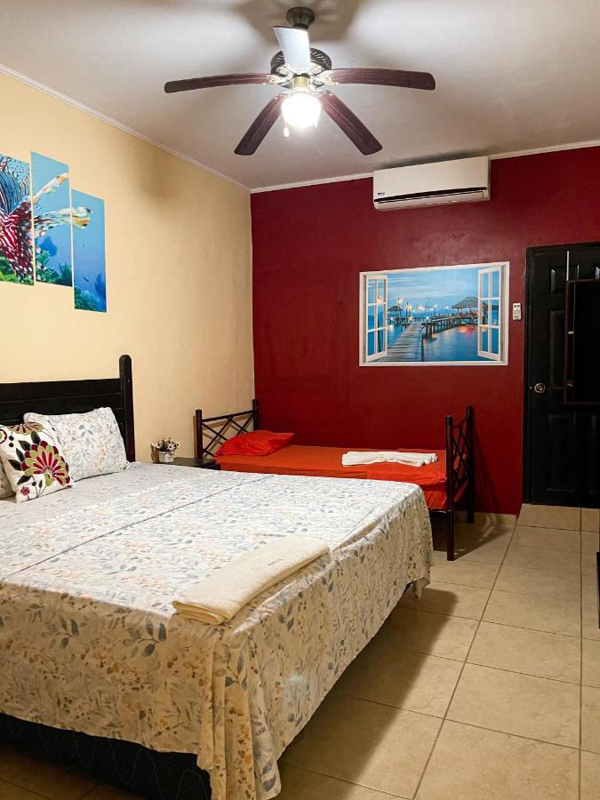 B Aparts Hotel Coxen Hole Ngoại thất bức ảnh