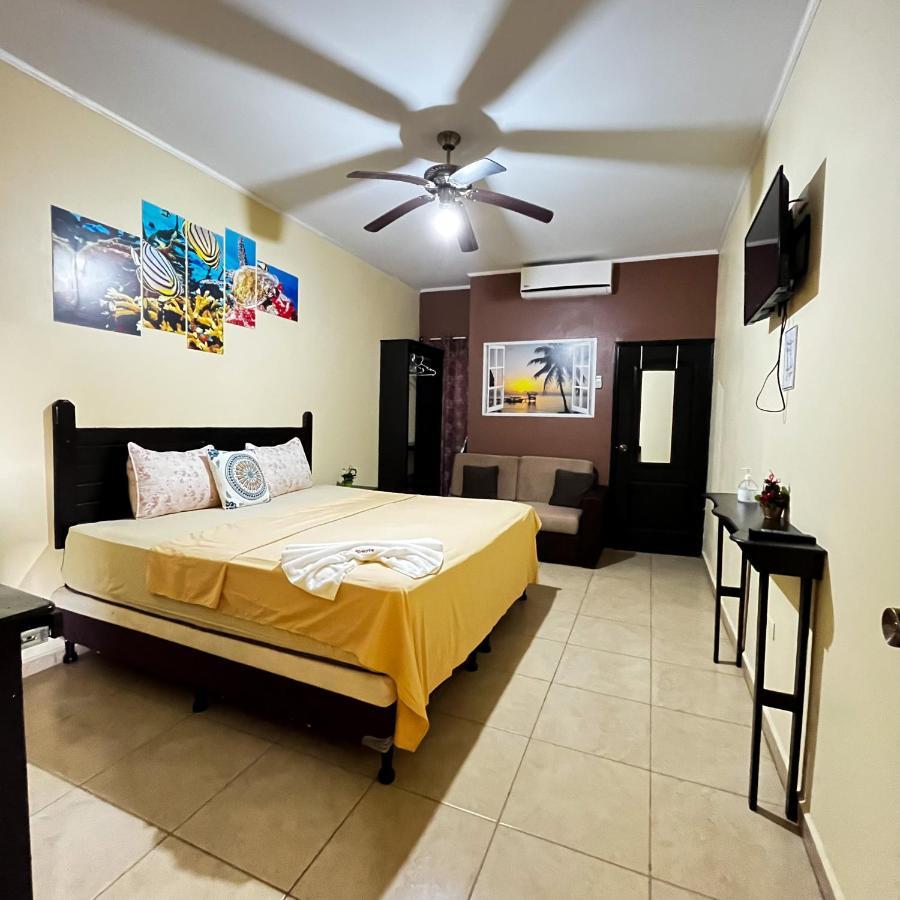 B Aparts Hotel Coxen Hole Ngoại thất bức ảnh