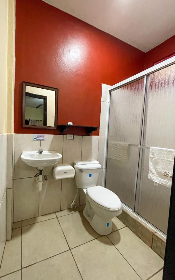 B Aparts Hotel Coxen Hole Ngoại thất bức ảnh