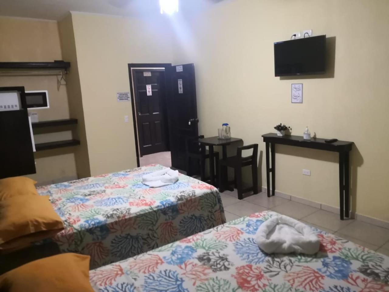 B Aparts Hotel Coxen Hole Ngoại thất bức ảnh