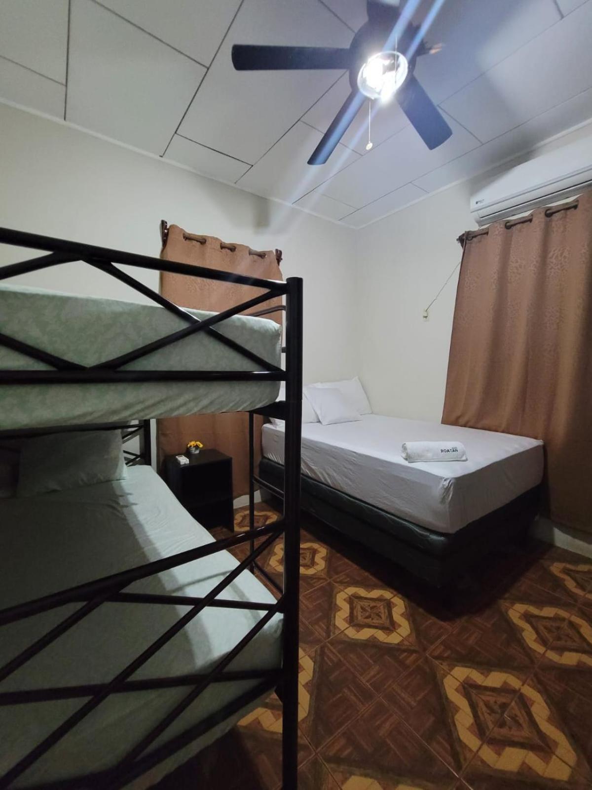 B Aparts Hotel Coxen Hole Ngoại thất bức ảnh