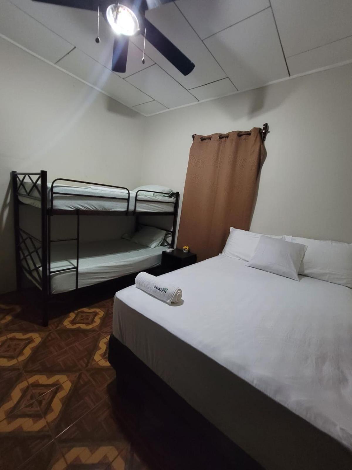 B Aparts Hotel Coxen Hole Ngoại thất bức ảnh