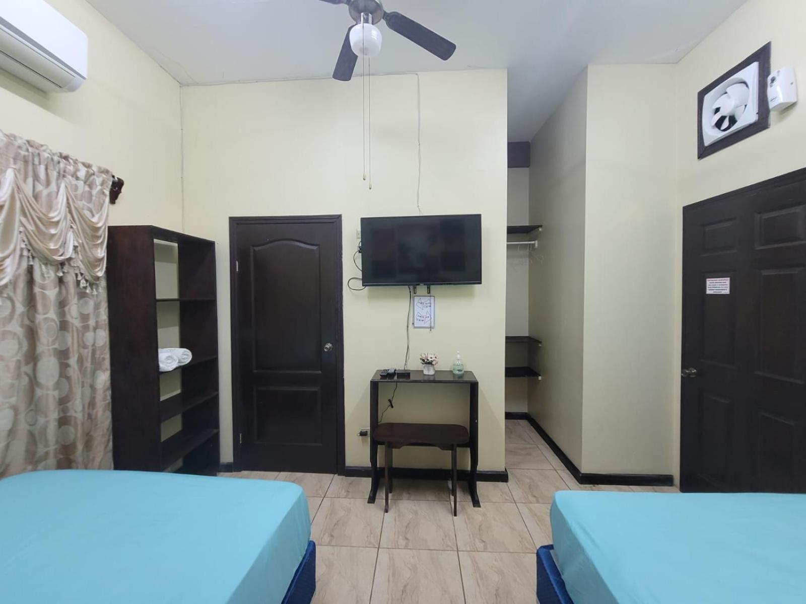 B Aparts Hotel Coxen Hole Ngoại thất bức ảnh