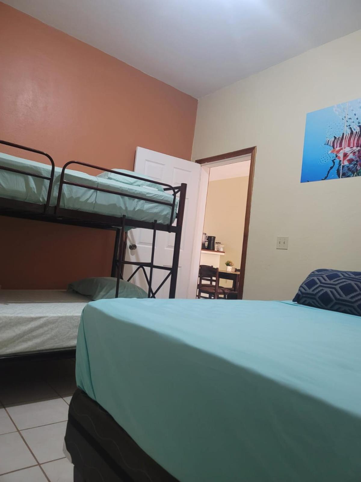 B Aparts Hotel Coxen Hole Ngoại thất bức ảnh