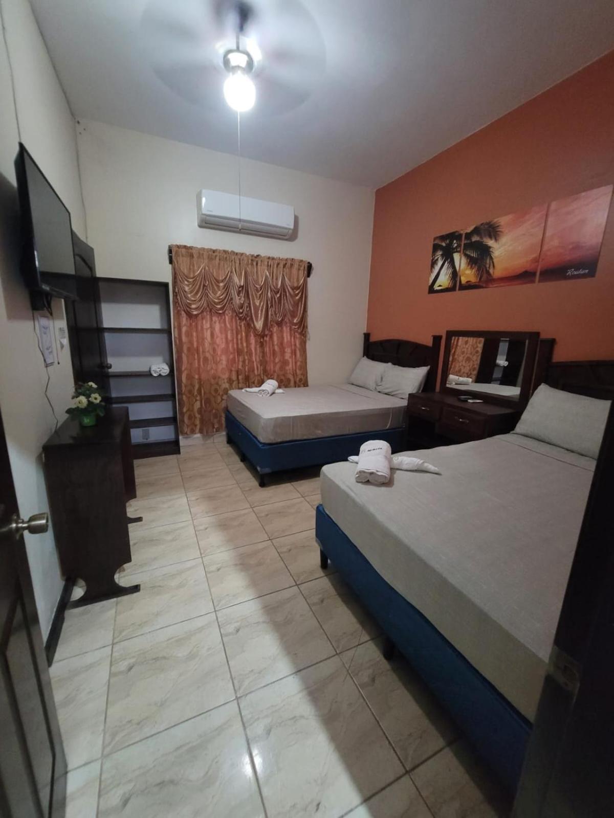 B Aparts Hotel Coxen Hole Ngoại thất bức ảnh