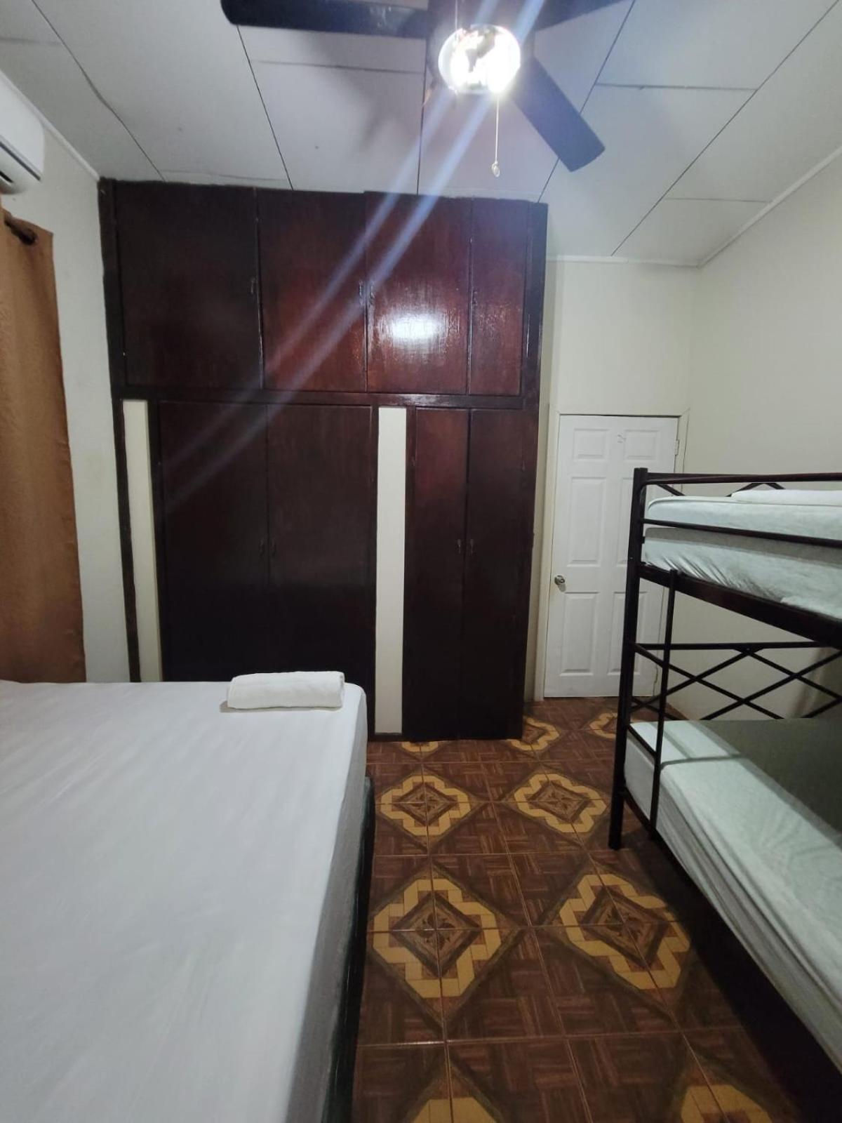 B Aparts Hotel Coxen Hole Ngoại thất bức ảnh