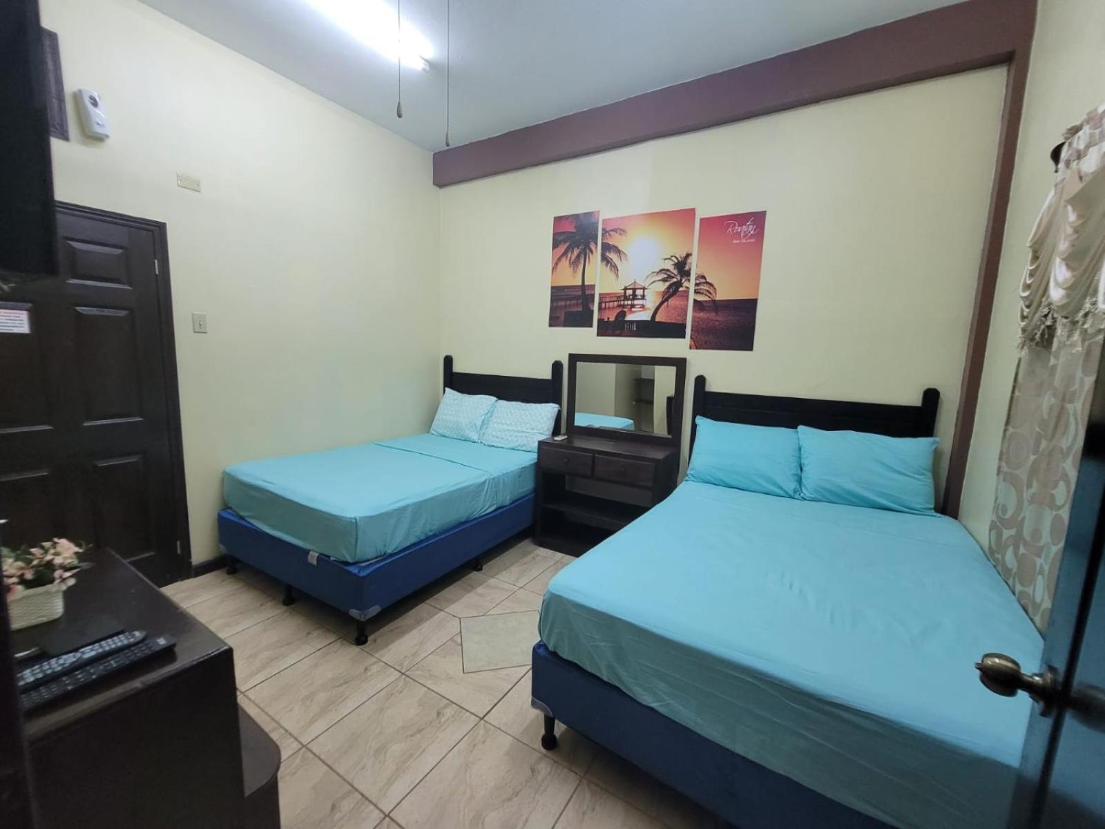 B Aparts Hotel Coxen Hole Ngoại thất bức ảnh