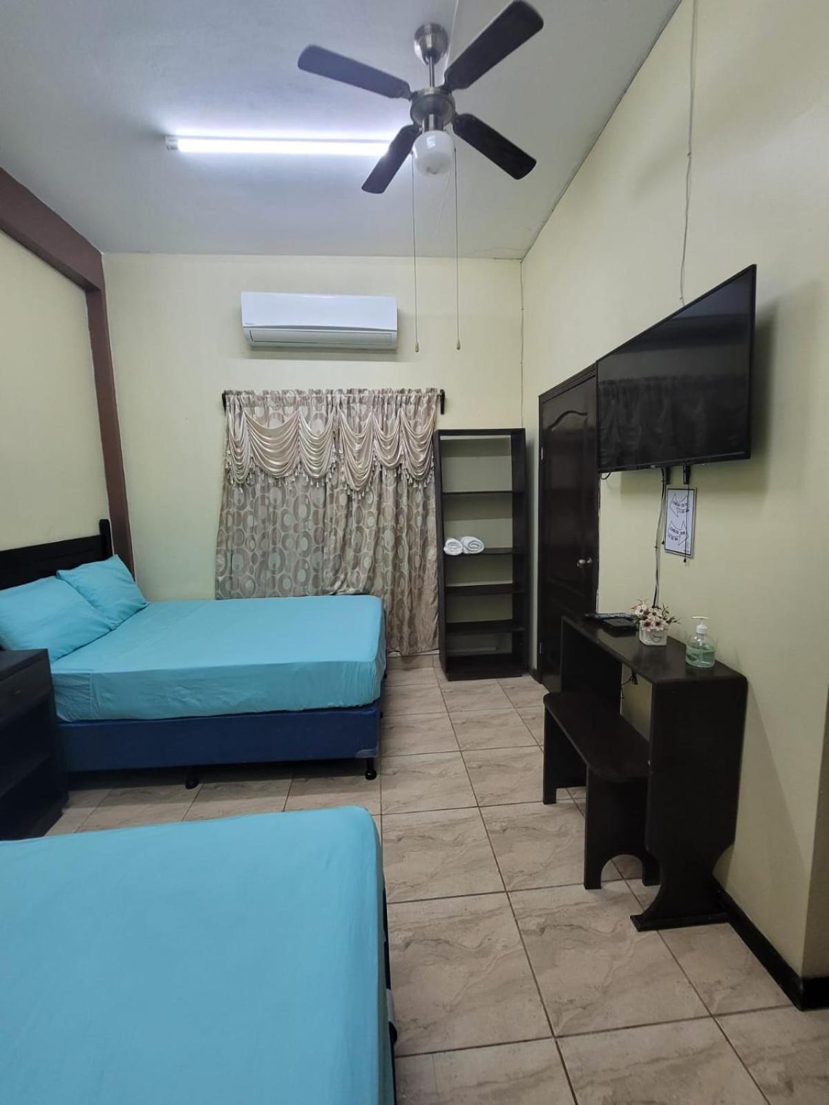 B Aparts Hotel Coxen Hole Ngoại thất bức ảnh