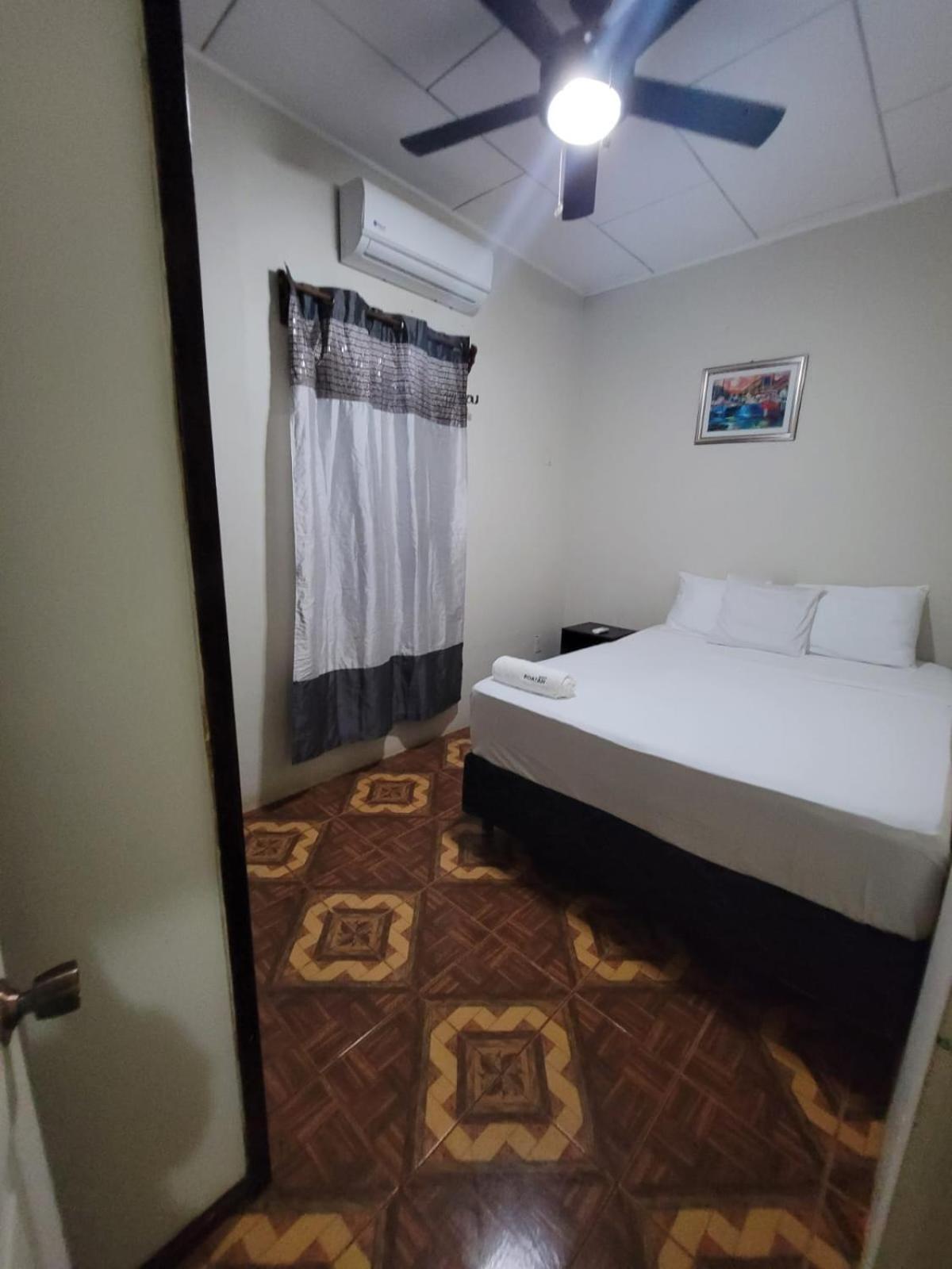 B Aparts Hotel Coxen Hole Ngoại thất bức ảnh