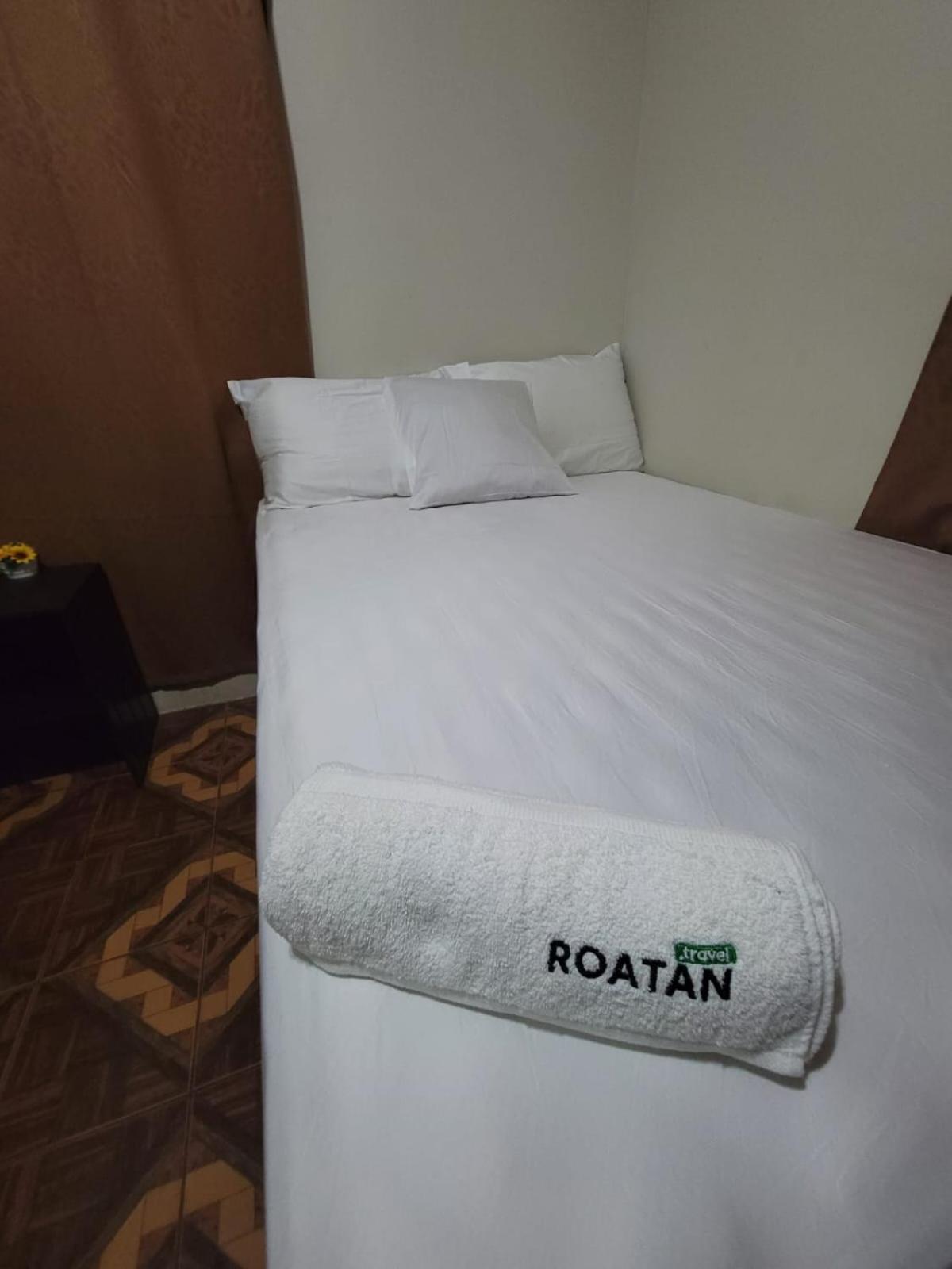 B Aparts Hotel Coxen Hole Ngoại thất bức ảnh