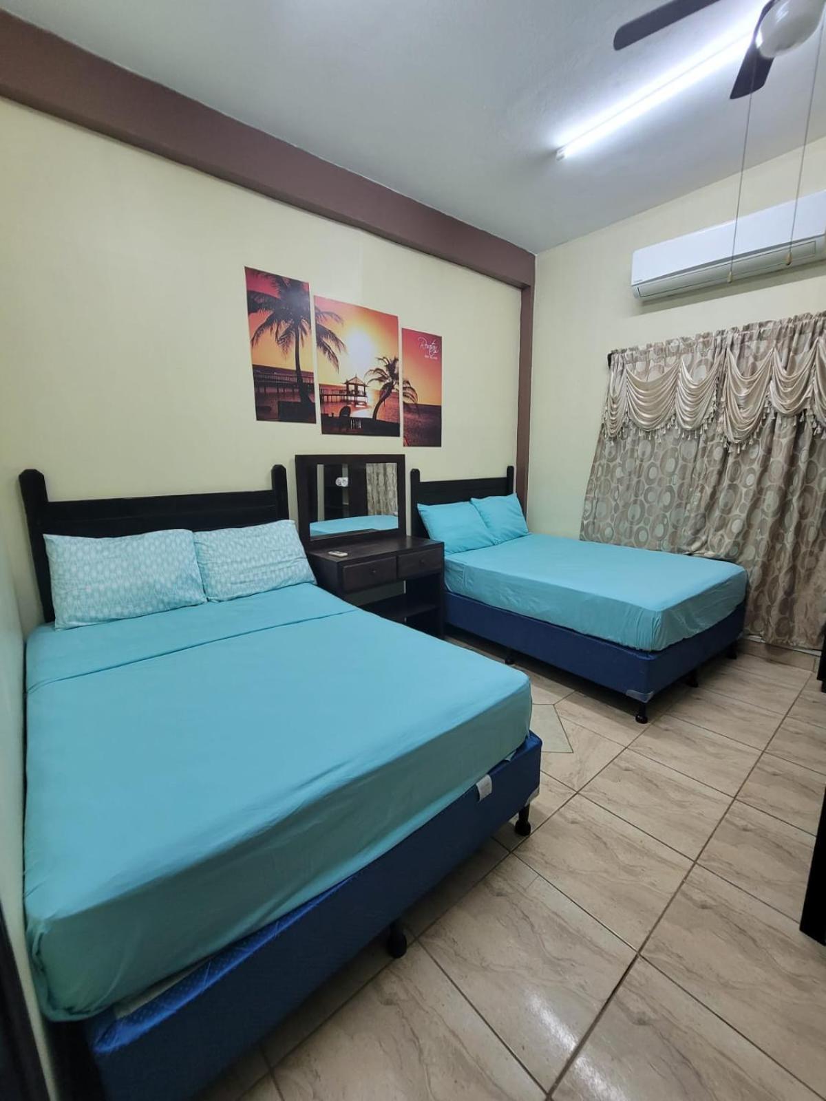 B Aparts Hotel Coxen Hole Ngoại thất bức ảnh