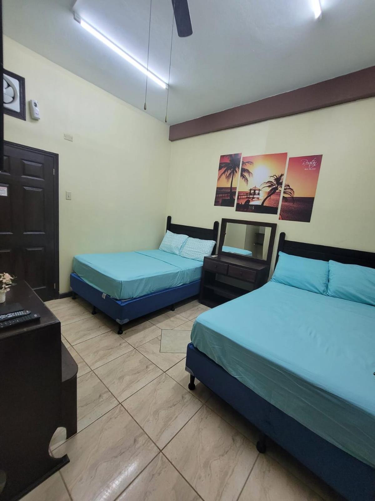 B Aparts Hotel Coxen Hole Ngoại thất bức ảnh