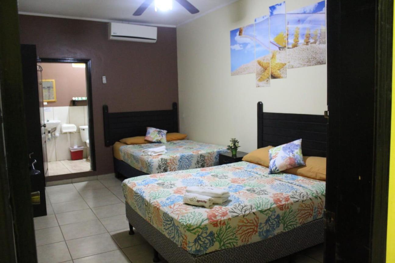 B Aparts Hotel Coxen Hole Ngoại thất bức ảnh