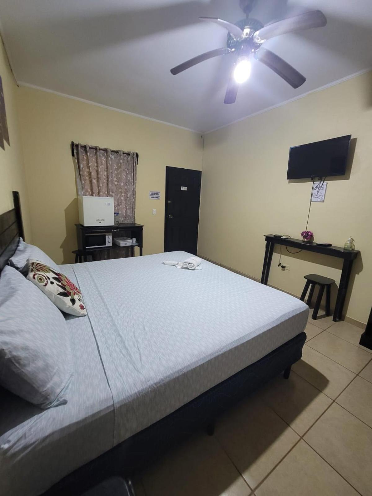 B Aparts Hotel Coxen Hole Ngoại thất bức ảnh