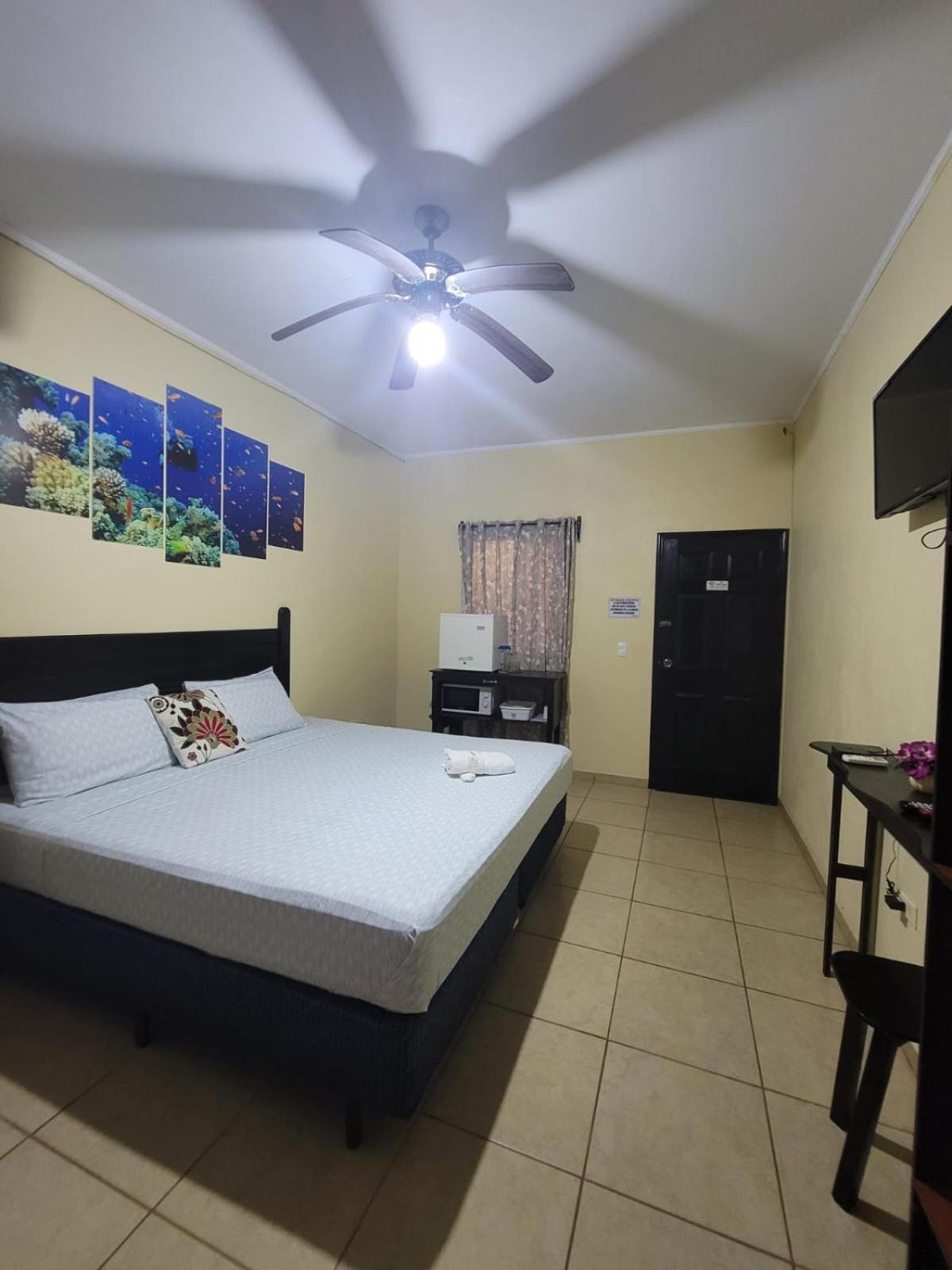 B Aparts Hotel Coxen Hole Ngoại thất bức ảnh