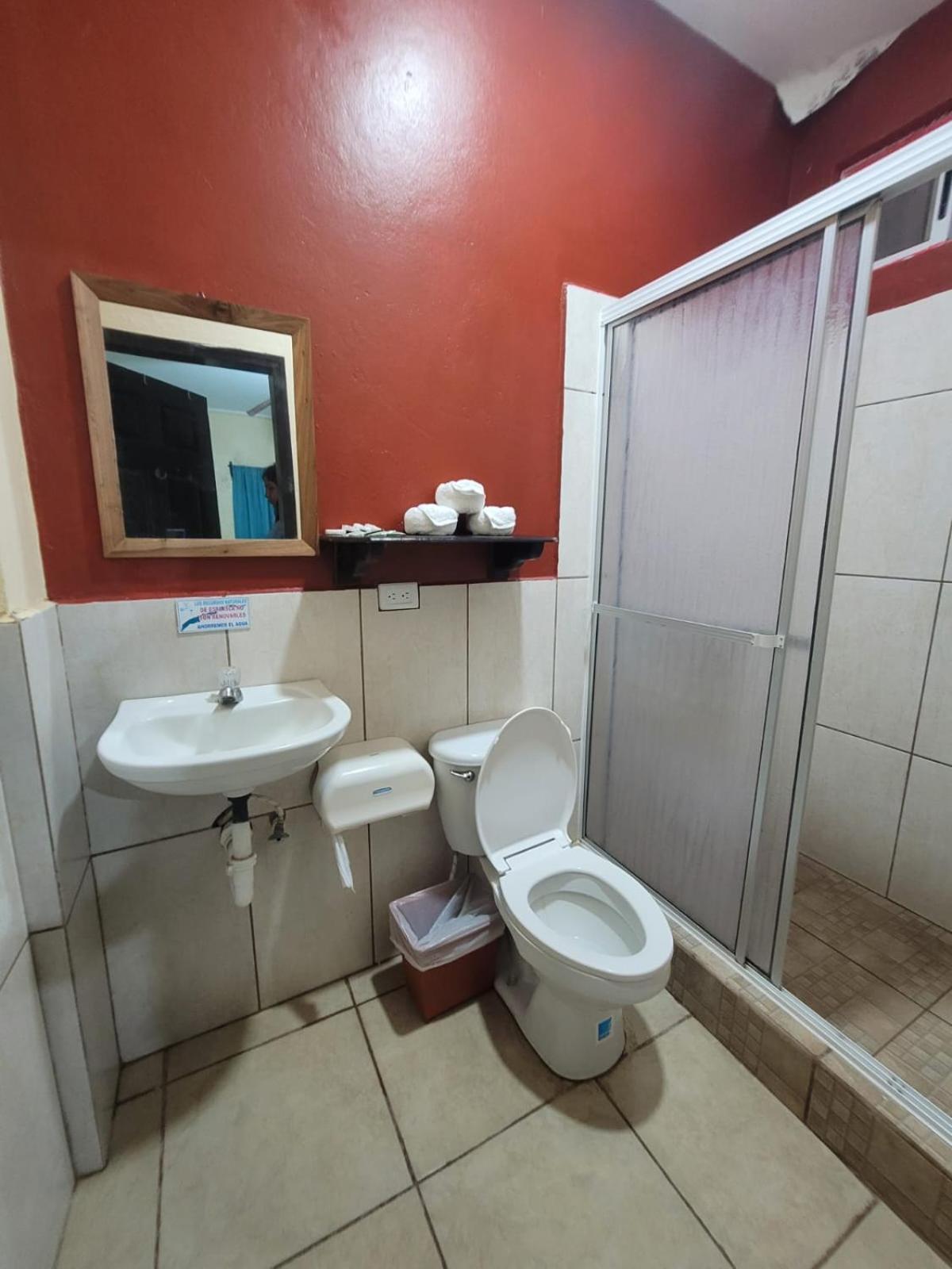 B Aparts Hotel Coxen Hole Ngoại thất bức ảnh