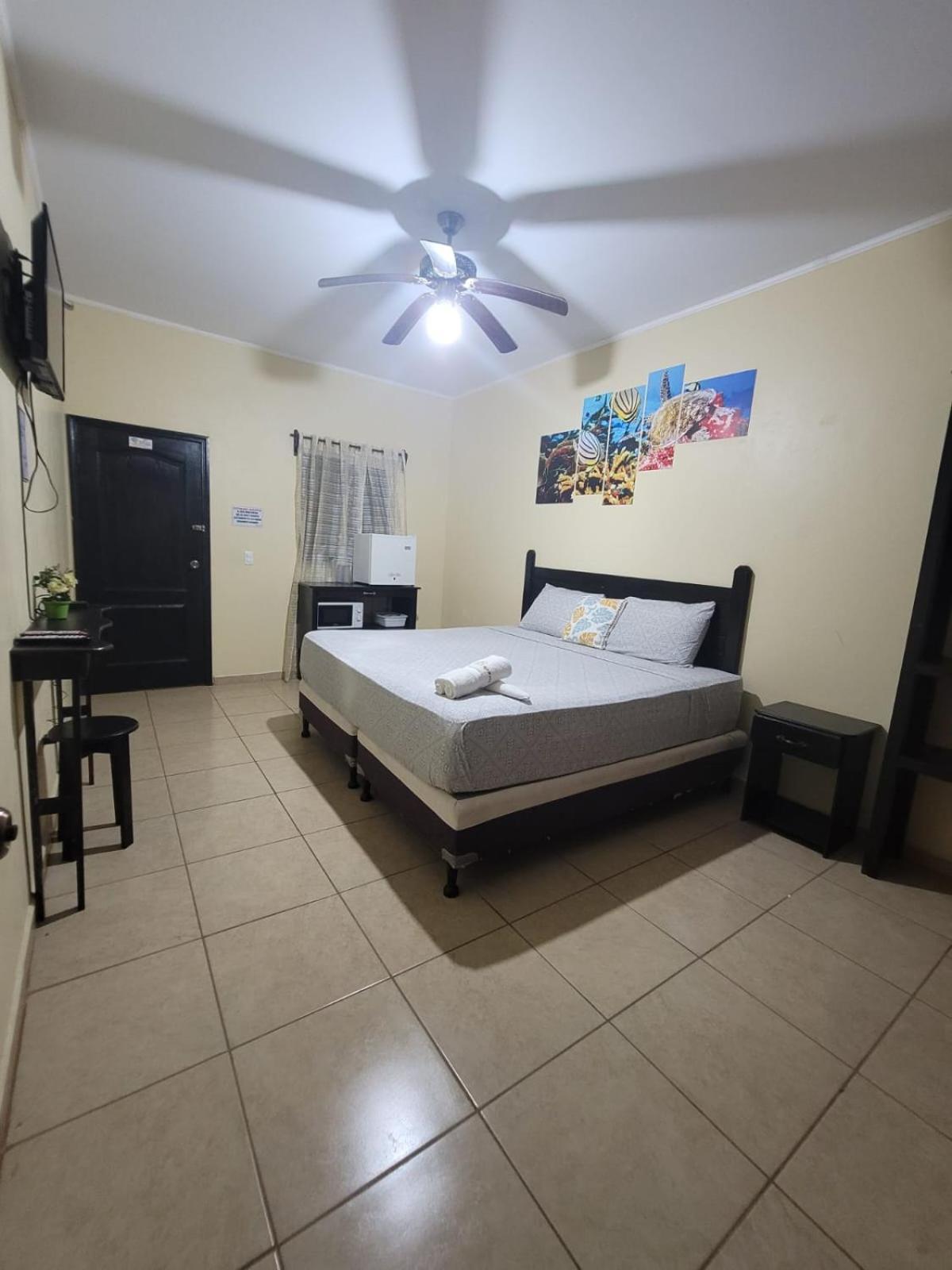 B Aparts Hotel Coxen Hole Ngoại thất bức ảnh