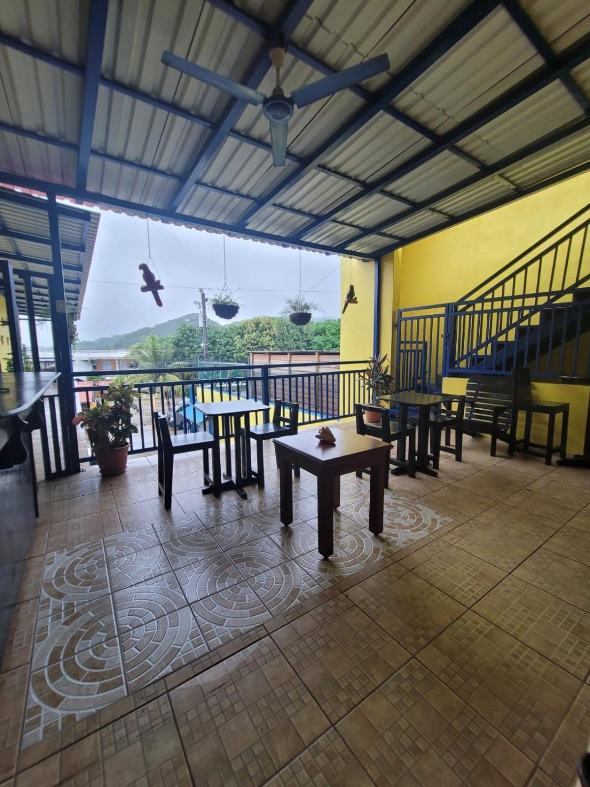 B Aparts Hotel Coxen Hole Ngoại thất bức ảnh